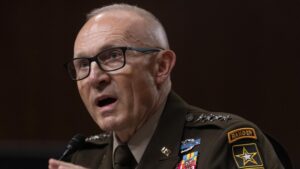 Secretario de Defensa de EE. UU. logra la renuncia del jefe del Ejército de Tierra