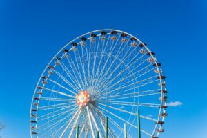 Colapsa rueda de 18 metros en parque de diversiones en India; más de 40 heridos