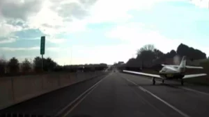Piloto aterriza avioneta en autopista y evita tragedia en segundos en EE.UU.