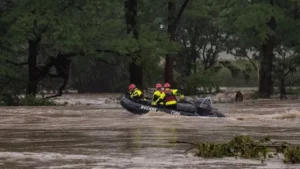 Autoridades de Texas investigan campamento tras muerte de 26 jóvenes por inundaciones