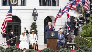 Trump se viste de gala para la visita de Carlos III en un “día muy británico”
