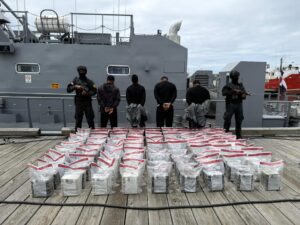 Incautan 450 paquetes de presunta cocaína tras persecución marítima en costas de Baní