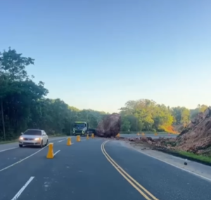 Desprendimiento de roca bloquea carril en Autopista del Nordeste