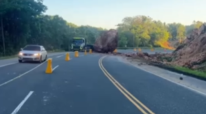 Desprendimiento de roca bloquea carril en Autopista del Nordeste
