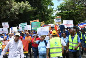 Trabajadores marchan al Palacio Nacional por salarios y costo de vida
