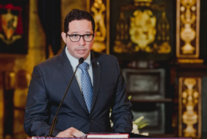 Freund pide a partidos evaluar recorte del 50 % a su presupuesto