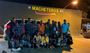 Ejército detiene 23 indocumentados tras abandono de vehículo en Valverde