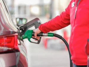 Entre 7 y 9 pesos suben precios de principales combustibles en RD 