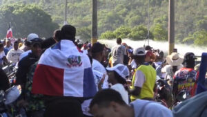 Tensión en San Juan: Policía dispersa con gases y agua marcha contra proyecto minero