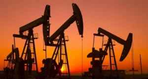 El petróleo de Texas cae a US$103.64 por posible diálogo entre EE. UU. e Irán