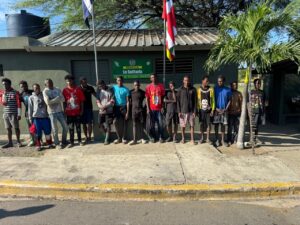 Ejército detiene a 16 indocumentados que intentaban evadir puesto de chequeo en Montecristi