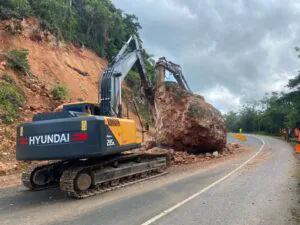Obras Públicas interviene tramo afectado por deslizamientos en la carretera Juan Pablo II