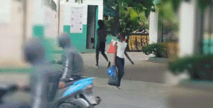 Hombre armado deambula y desata temor en plena vía pública en SPM