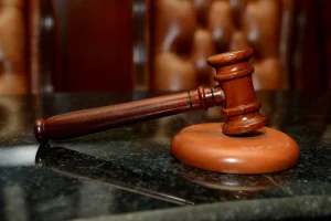 Dictan coerción a conductor acusado por accidente donde murió agente de Migración