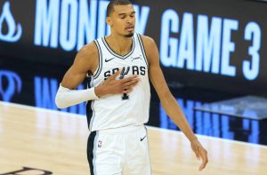 Knicks toman ventaja y acercan a Spurs al abismo