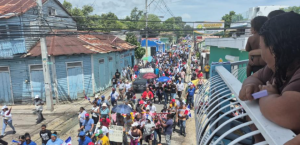 Miles marchan en Barahona para exigir protección ambiental y obras pendientes para el Suroeste