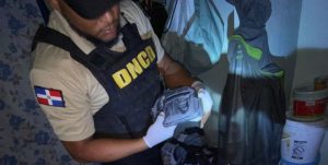 Apresan hombre y ocupan drogas y armas durante allanamiento en Higüey