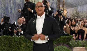 Dwayne Johnson revela que temió tener cáncer tras detectar un bulto testicular