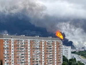 Ucrania incendia refinería y perturba aeropuertos en su mayor ataque a Moscú en dos años