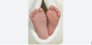 Niño de un año muere asfixiado dentro de un vehículo en Villa Altagracia