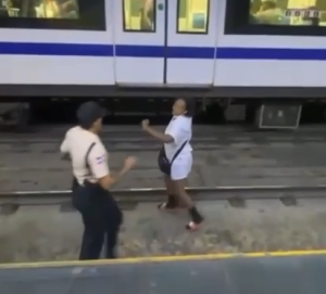 Mujer se lanza a las vías del Metro de Santo Domingo