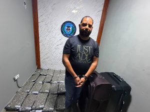 Detienen hombre con 69 paquetes de marihuana en La Romana