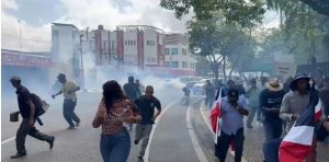 Policía dispersa marcha de agrónomos con gases lacrimógenos