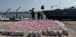 Autoridades ocupan 1,743 paquetes de presunta droga en lancha interceptada al sur de Punta Salinas