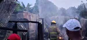 Incendio destruye vivienda en Sabana Grande de Boyá; familia pierde todas sus pertenencias