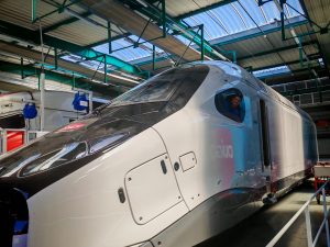 Monorriel de Santiago avanza con ensamblaje de trenes en Francia