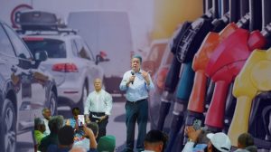 Leonel pide al Gobierno bajar la gasolina tras caída del precio del petróleo