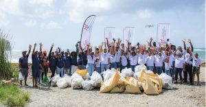 Más de 120 jóvenes se unen en limpieza de playa Najayo por Día Mundial de los Océanos
