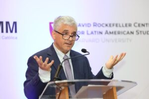 Steven Levitsky advierte sobre riesgos democráticos, pero resalta capacidad de resistencia global