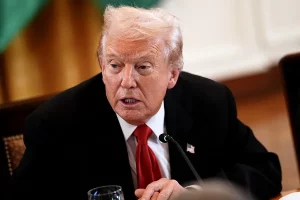 Trump acusa a Irán de violar el alto el fuego tras ataque a buque en el estrecho de Ormuz