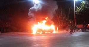 Vehículo se incendia en estación de combustible de Barahona