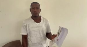 Haitiano denuncia que agentes de Migración le botaron sus documentos en Monte Plata