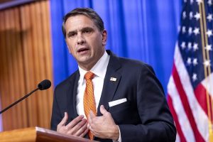 El Gobierno de Trump amenaza con revocar la ciudadanía a acusados de fraude migratorio