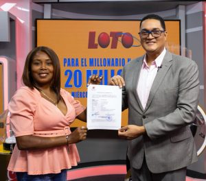 Leidsa entrega certificado a emprendedora ganadora de 20millones con el sorteo Loto