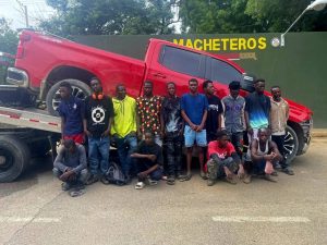 Interceptan vehículo con indocumentados en Valverde