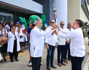 SNS recibe antorcha de Santo Domingo 2026 y garantiza asistencia médica gratuita