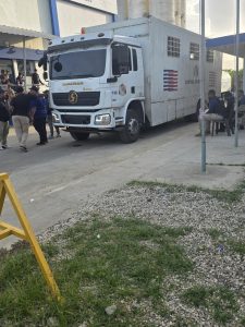 DGM detiene a dos empleados por tráfico irregular de haitianos en vehículos oficiales