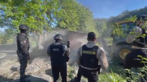 DNCD desmantela punto de drogas y derriba con retroexcavadora vivienda utilizada para el microtráfico en Guayabal