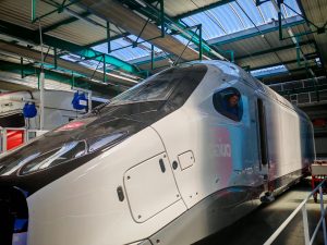 Inician ensamblaje de 13 trenes del Monorriel de Santiago