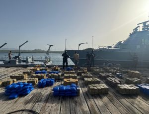 Cae otra narcolancha con dos hombres y 1,743 paquetes de presuntas drogas
