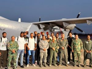 Llegan al país 11 peloteros dominicanos evacuados de Venezuela tras el terremoto 