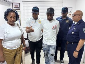 Se entrega a la Policía "El Lápiz", señalado por homicidio durante un atraco en Santiago