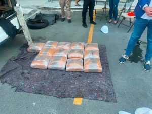 Autoridades incautan 13 pacas de marihuana y arrestan a dos personas en Azua