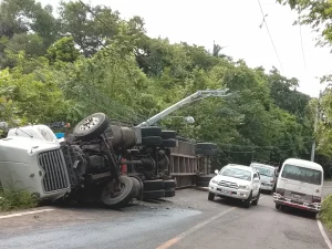 Choques contra postes eléctricos provocan apagones y pérdidas millonarias en el Cibao