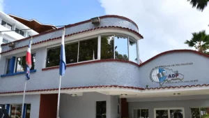 ADP rechaza informe de EDUCA y atribuye los problemas educativos a deficiencias estructurales