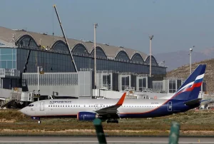 Ataque masivo de drones provoca cancelaciones de vuelos y deja heridos en Moscú